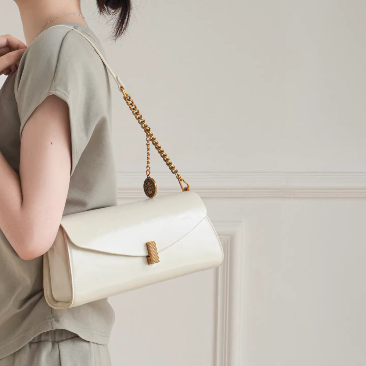 The Classic Chain Shoulder Bag
